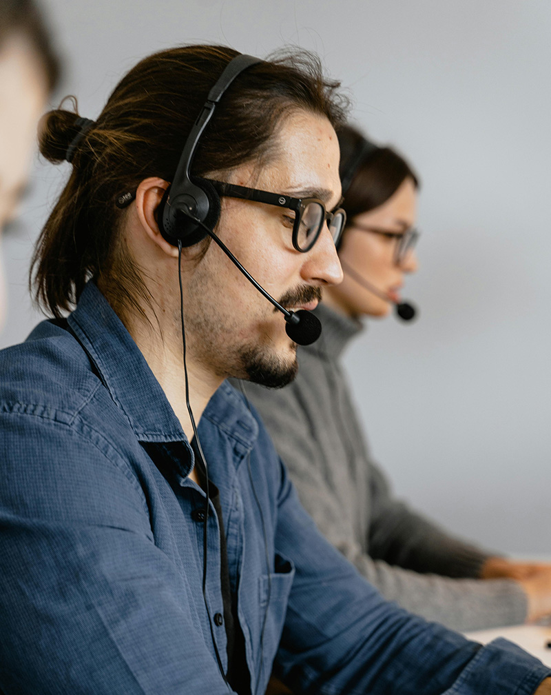 Equipo de atención telefónica gestionando citas